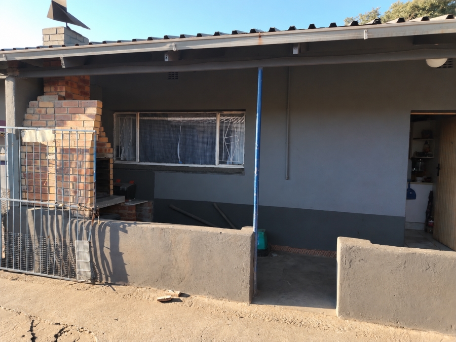 To Let 4 Bedroom Property for Rent in Oos Einde North West